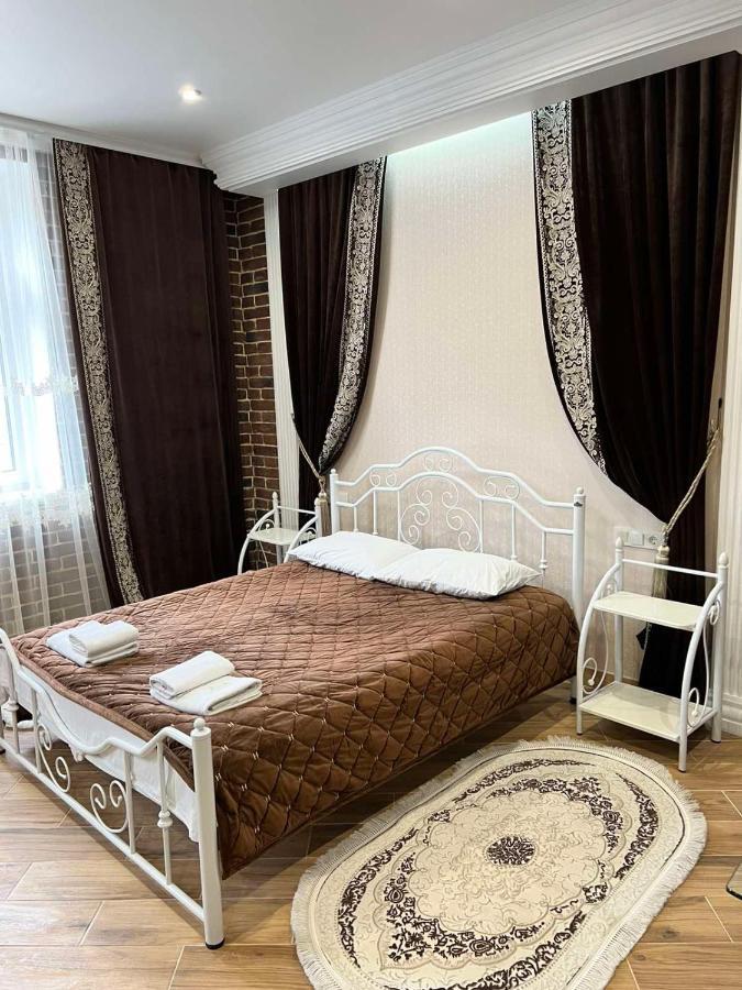 Lavender Night Apartments Çernivtsi Dış mekan fotoğraf