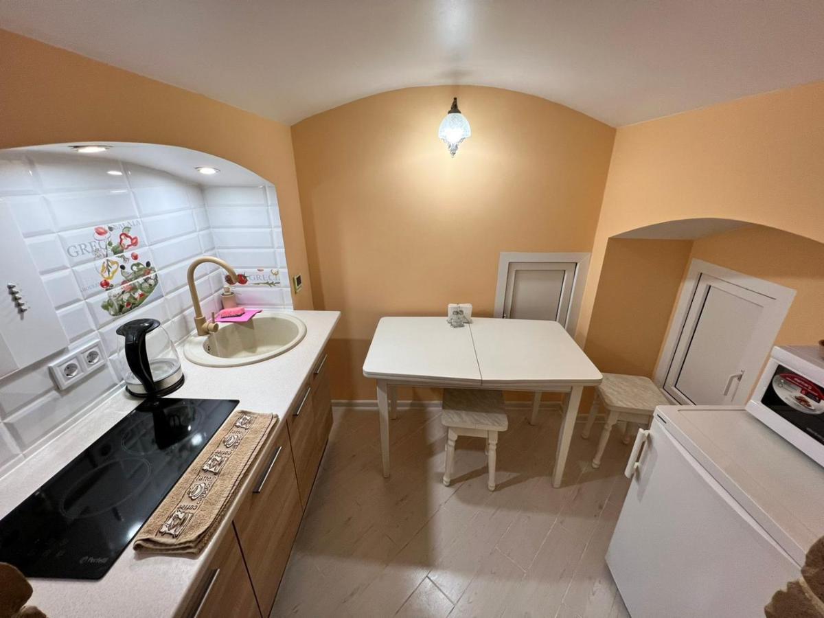 Lavender Night Apartments Çernivtsi Dış mekan fotoğraf